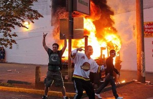Cars_burn_during_ice_hockey_riot_Vancouver-t2i8
